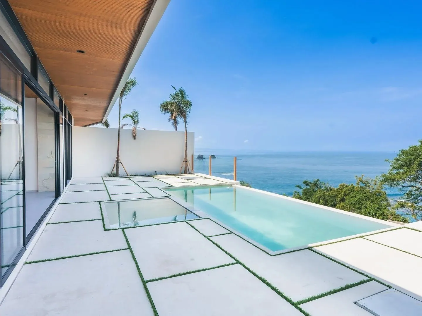 Piscina privada con vistas al mar