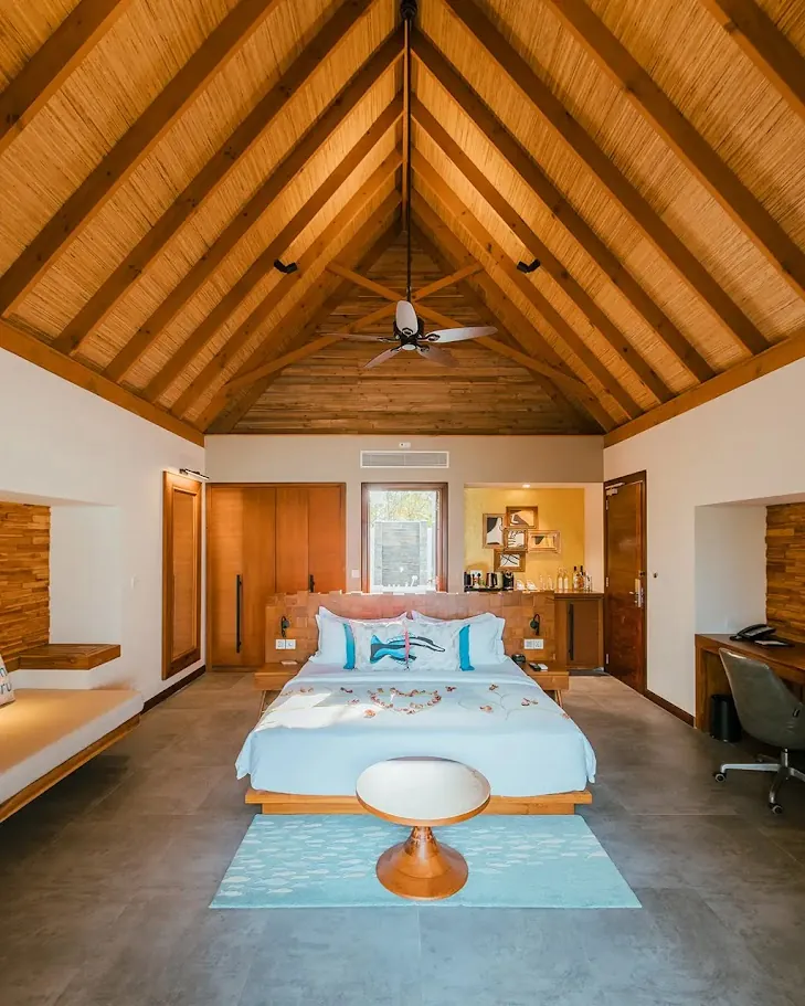 Dormitorio bajo techo de madera a dos aguas
